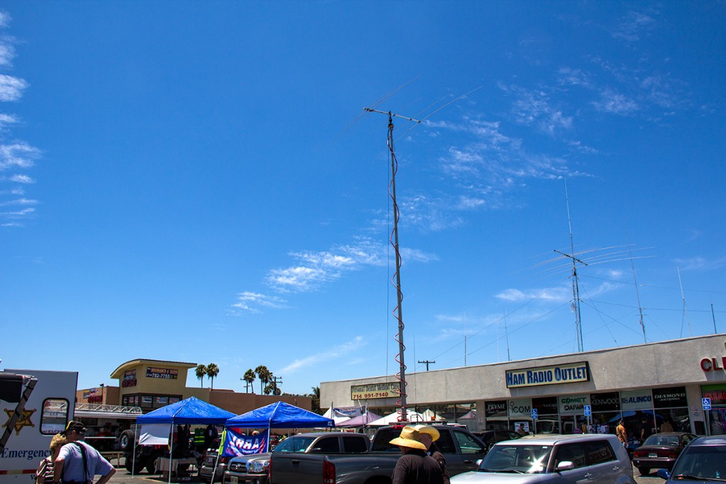 Single Transmitter, Orange Section, in the Anaheim Ham Radio Outlet parking lot at HRO's Ham Jam, with K6VCR, K7JA, KL7MF, and N6MI, DM13. Photo by N6MI